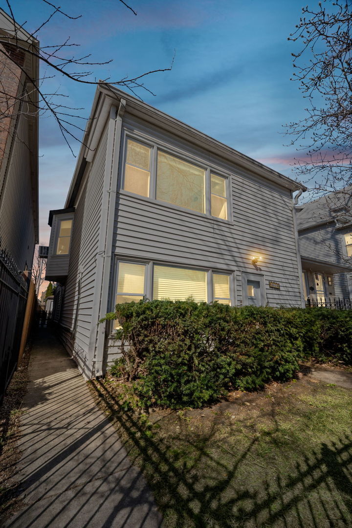 Property Photo:  4612 N Avers Avenue  IL 60625 