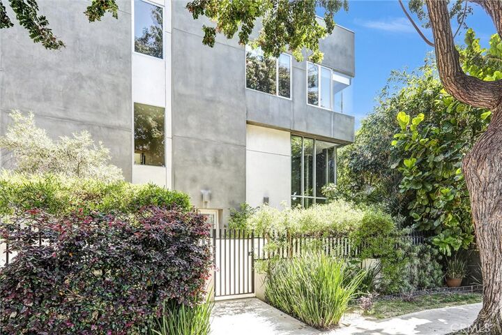 Property Photo:  1120 N El Centro 5  CA 90038 