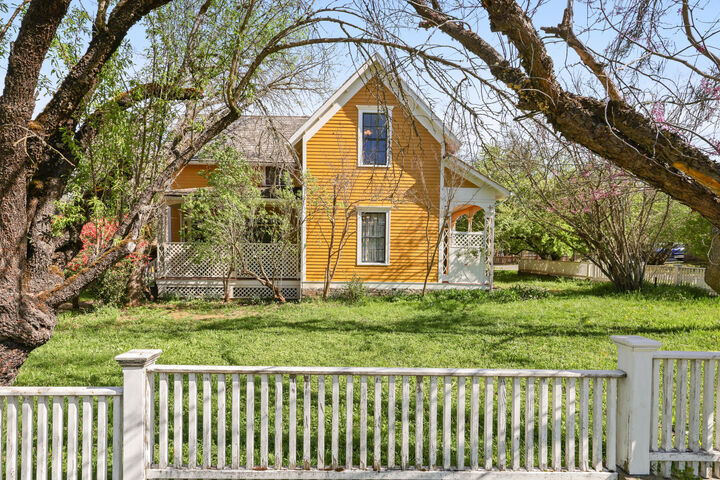 Property Photo:  220 8th Street  OR 97530 