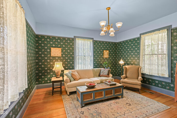 Property Photo: 220 8th Street OR 97530