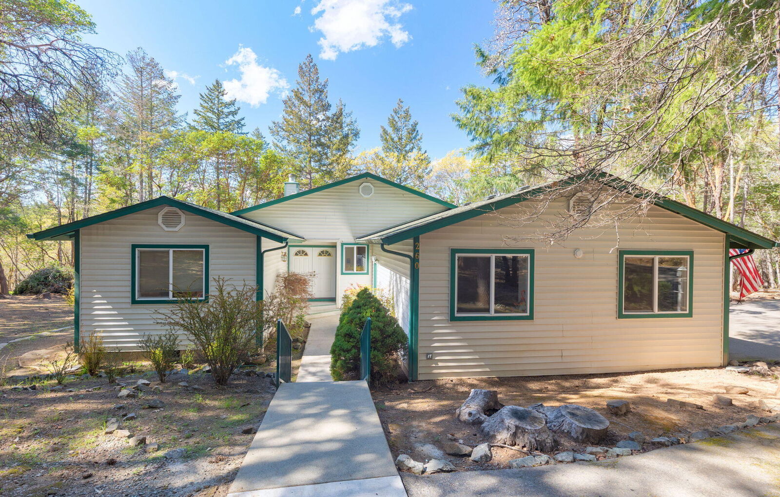 Property Photo: 260 Highwood Lane OR 97527