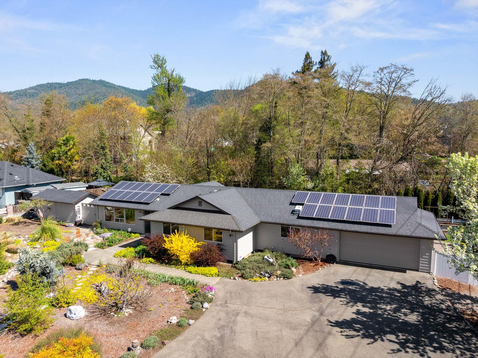 Property Photo: 620 NW Morgan Lane OR 97526