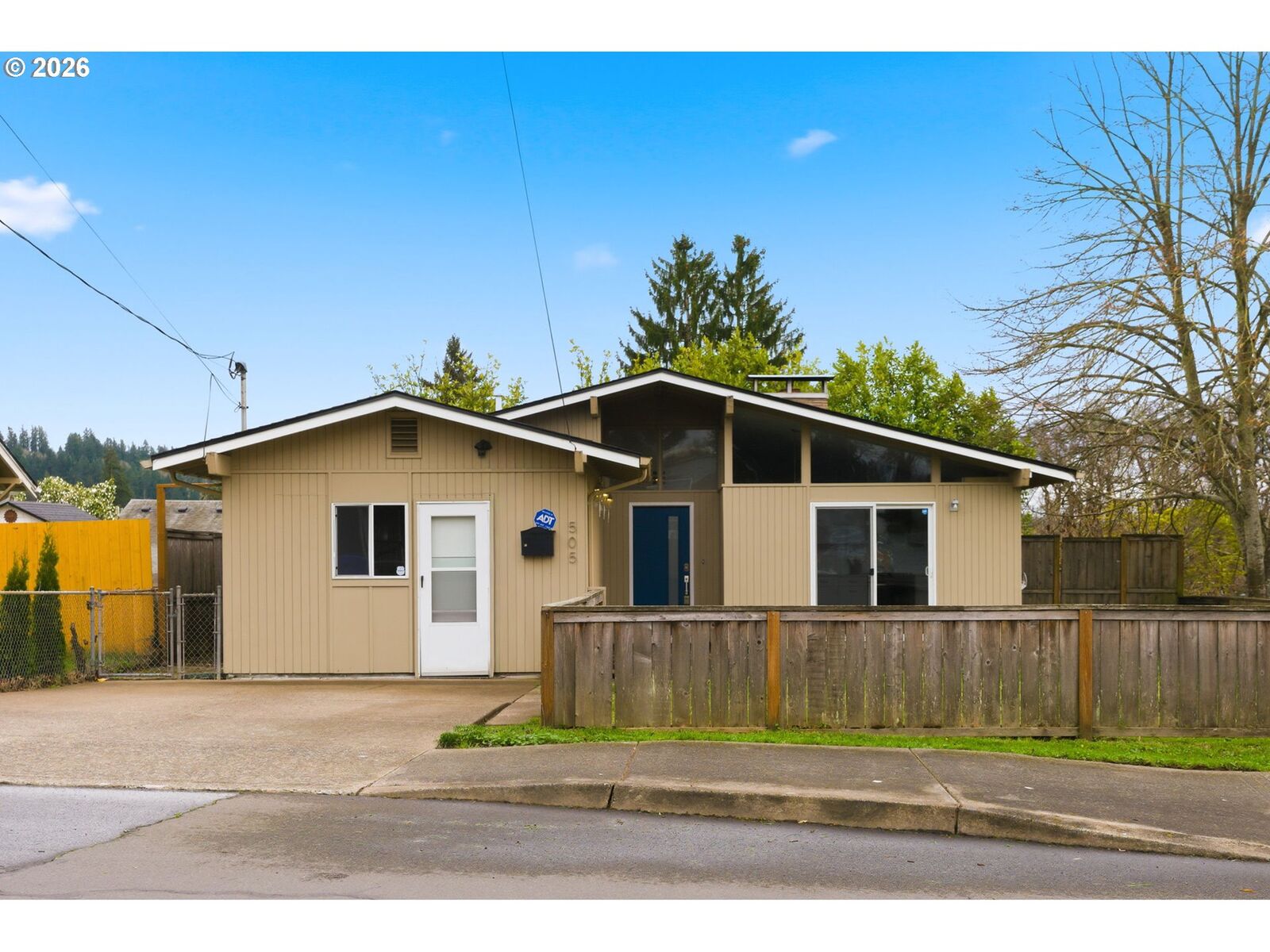 Property Photo: 505 E Gloucester St OR 97027