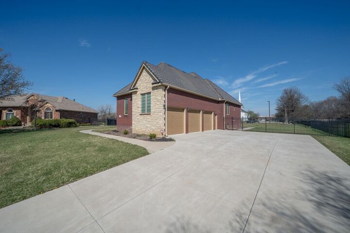 Property Photo: 2901 N Fox Pointe Cir KS 67226