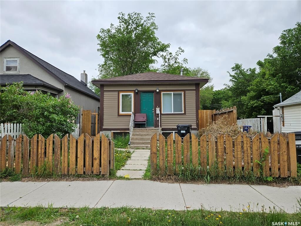 Property Photo: 131 M Avenue S SK S7M 2K1