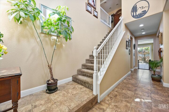Property Photo: 6119 Pilar Way CA 93306