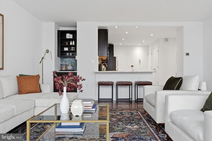 Property Photo:  200 Locust Street 29fn  PA 19106 