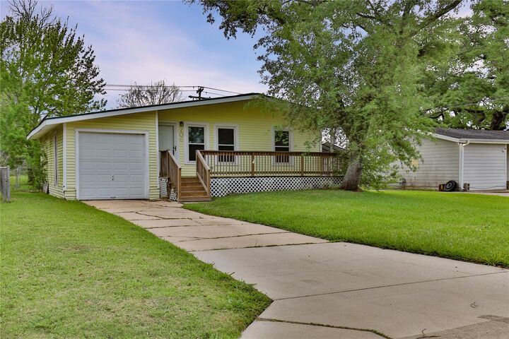 Property Photo:  708 Winding Way Street  TX 77566 