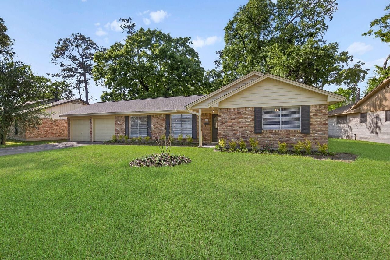 Property Photo:  202 Oak Hollow Street  TX 77301 