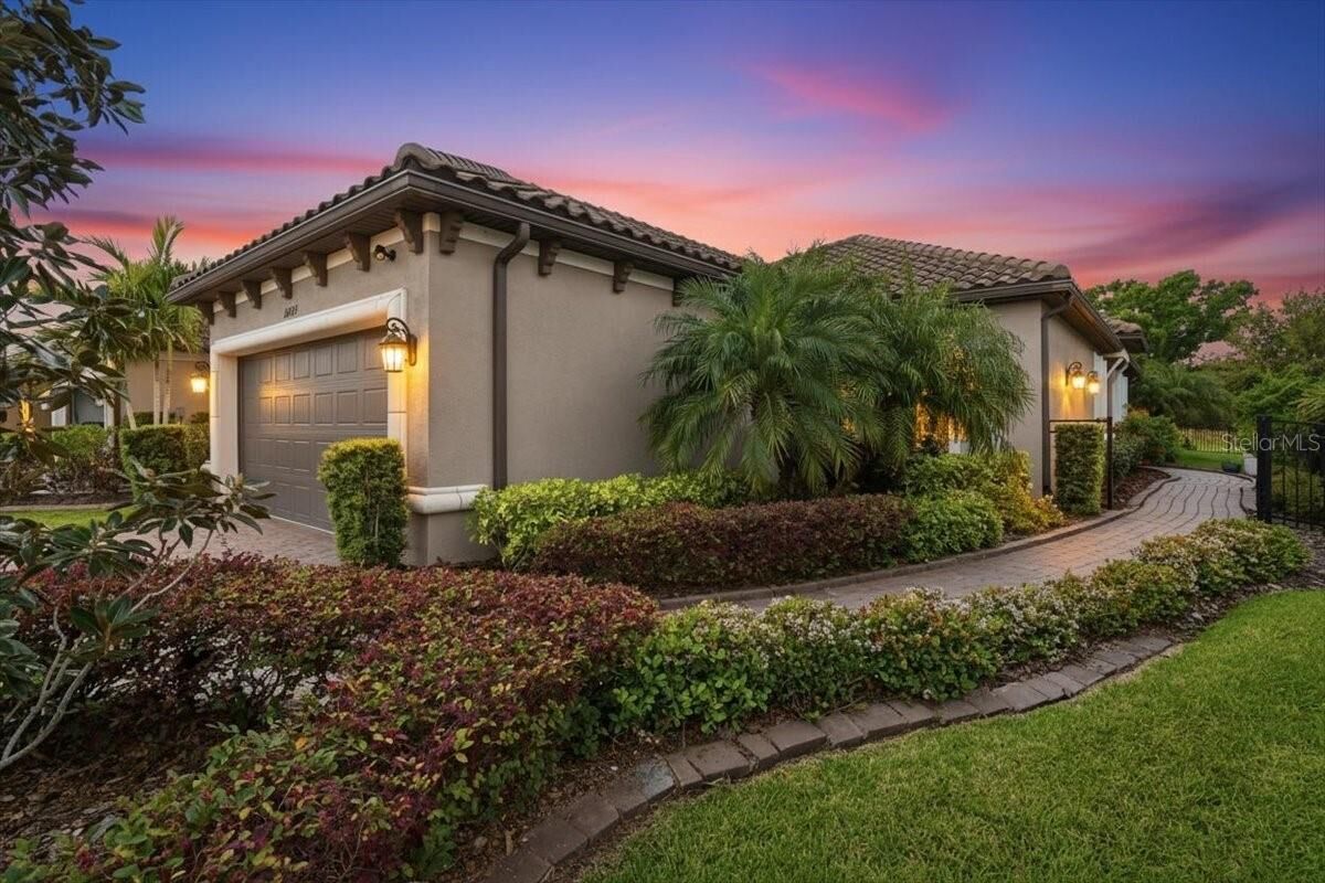 Property Photo: 10225 Highland Park Place FL 34221