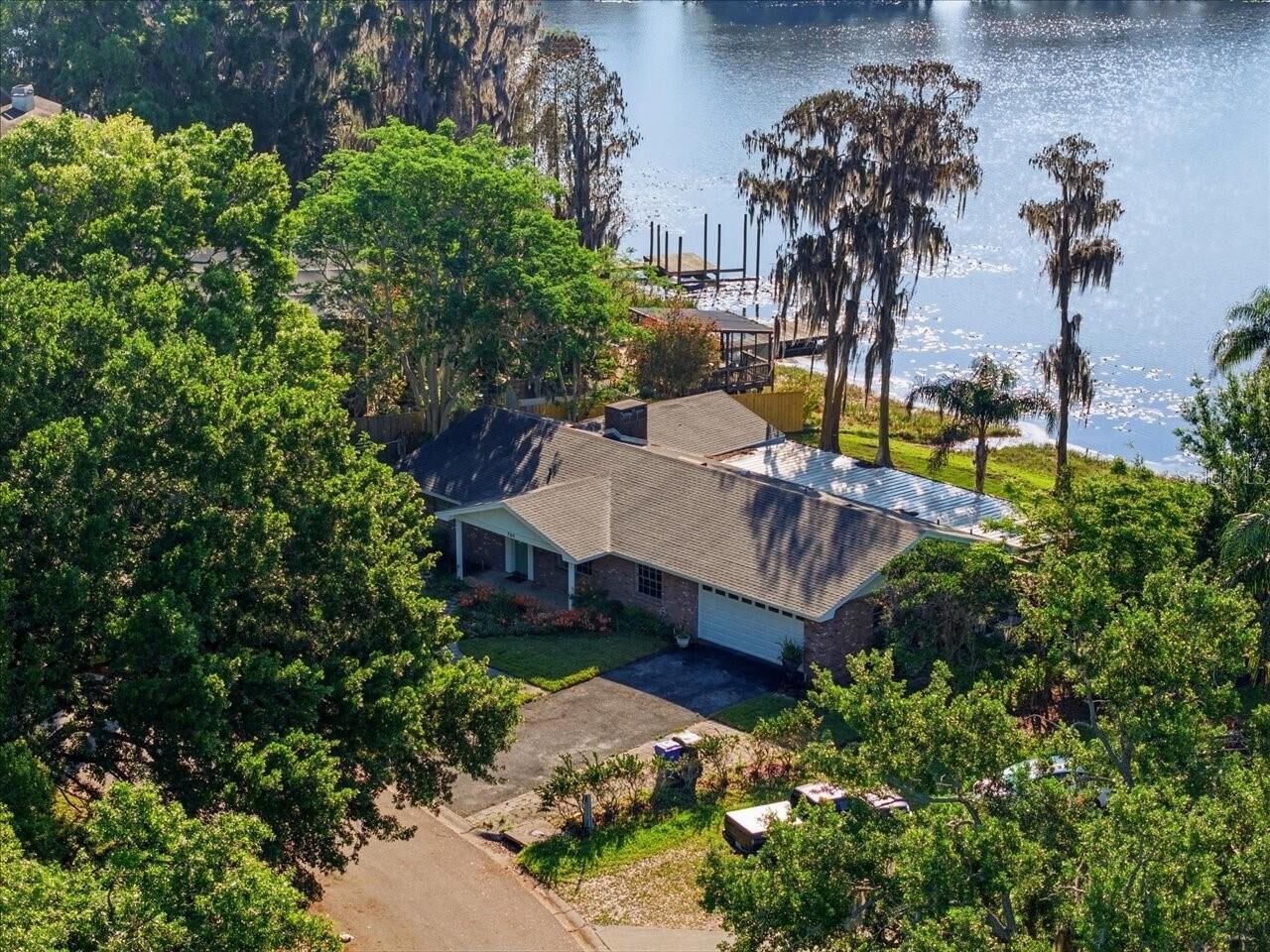 Property Photo: 700 Druid Way FL 33548