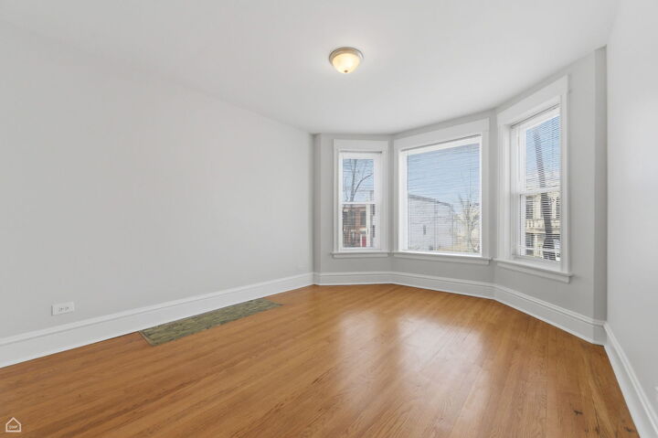 Property Photo: 6033 S Rhodes Avenue IL 60637