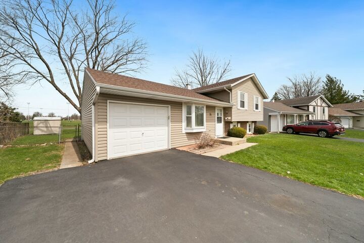 Property Photo:  74 Joseph Lane  IL 60139 