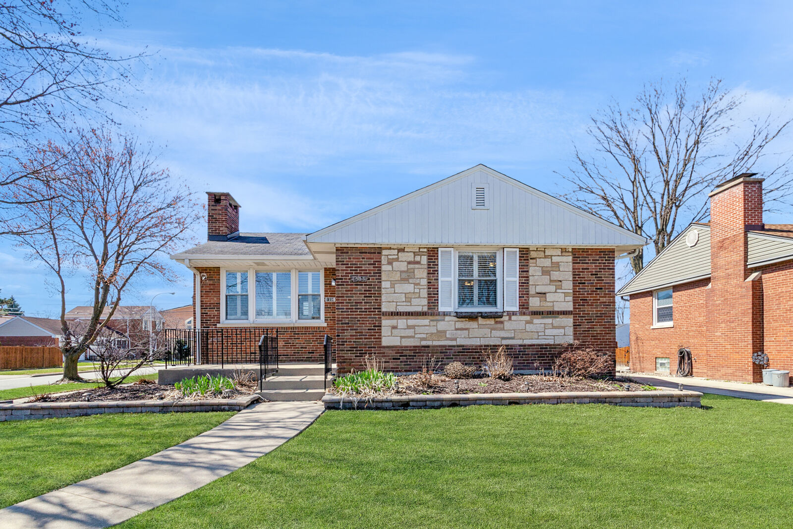 Property Photo:  1558 Portsmouth Avenue  IL 60154 