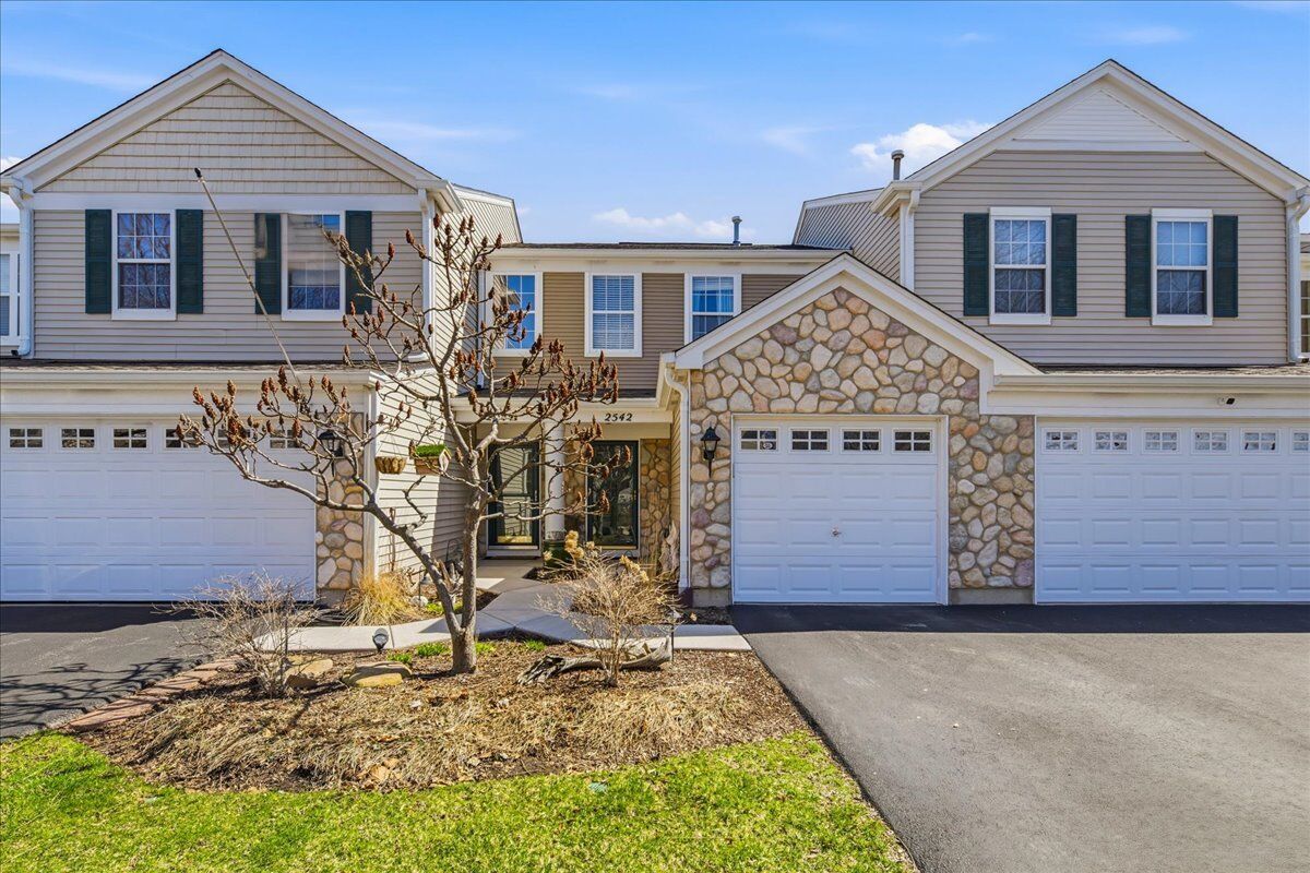 Property Photo:  2542 Oak Tree Lane  IL 60586 