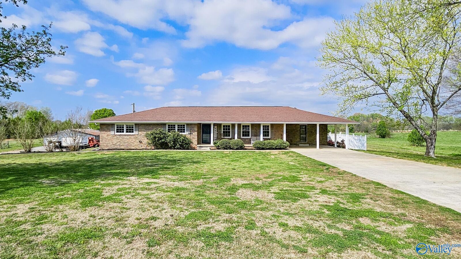 Property Photo:  71 County Road 35  AL 35652 