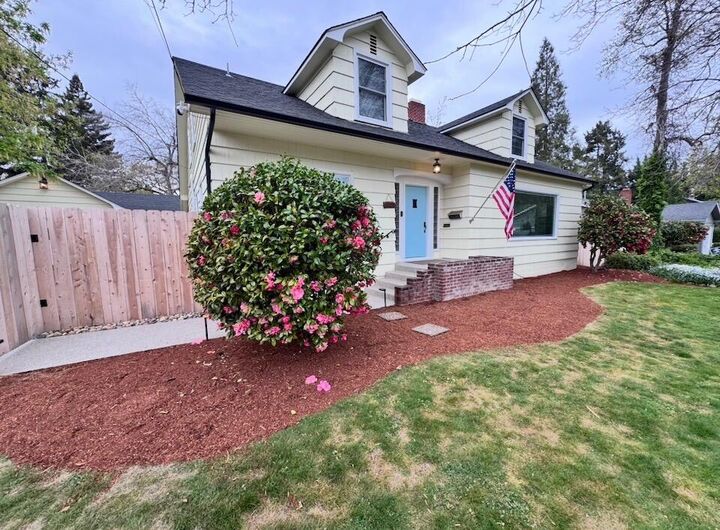 Property Photo:  736 NW 3rd Street  OR 97526 