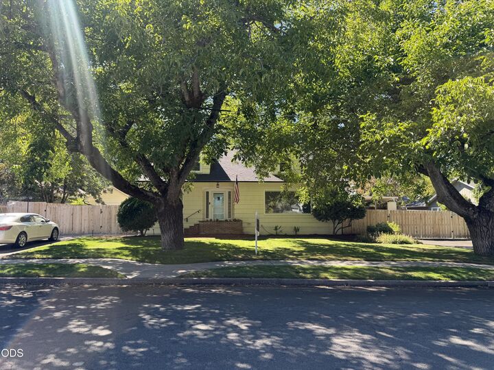 Property Photo:  736 NW 3rd Street  OR 97526 