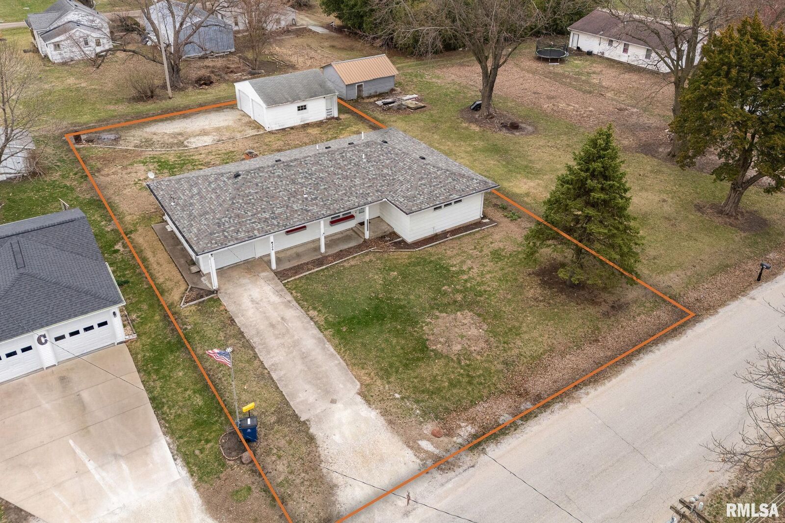 Property Photo: 306 Holloway Street IL 61412