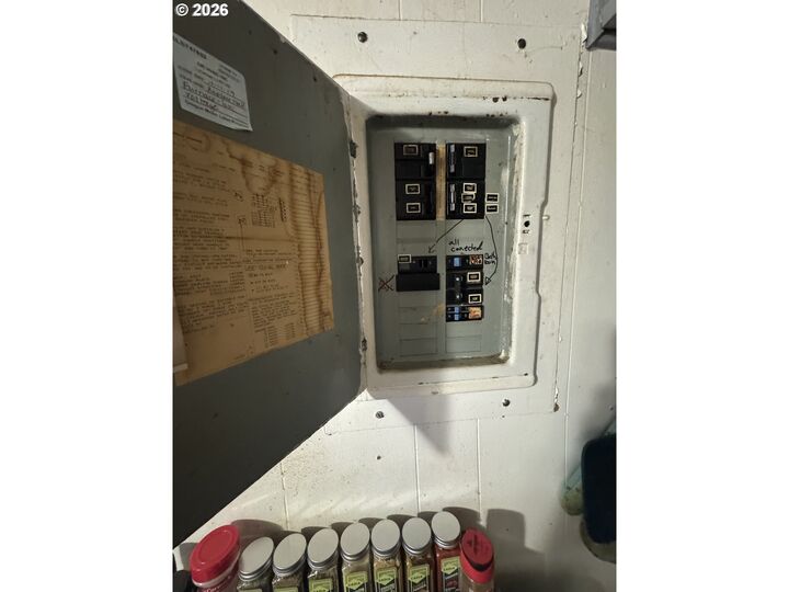 Property Photo:  210 6th St  OR 97101 