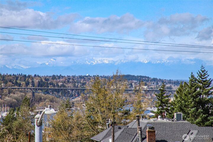 Property Photo: 2350 10th Avenue E 201 WA 98102