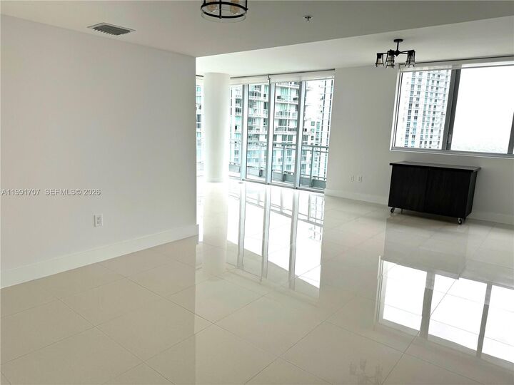 Property Photo:  92 SW 3rd St 2905  FL 33130 