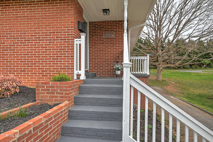 Property Photo: 1002 Lincoln Avenue TN 37604