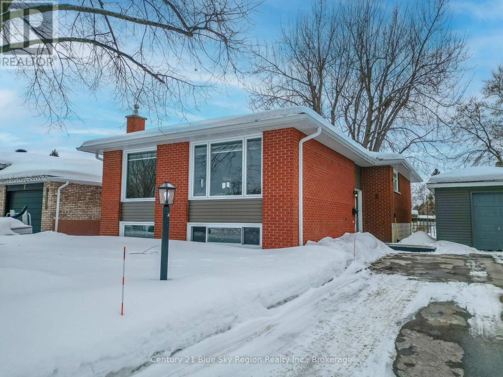 Property Photo:  5 Knox Court  ON P1A 2P6 