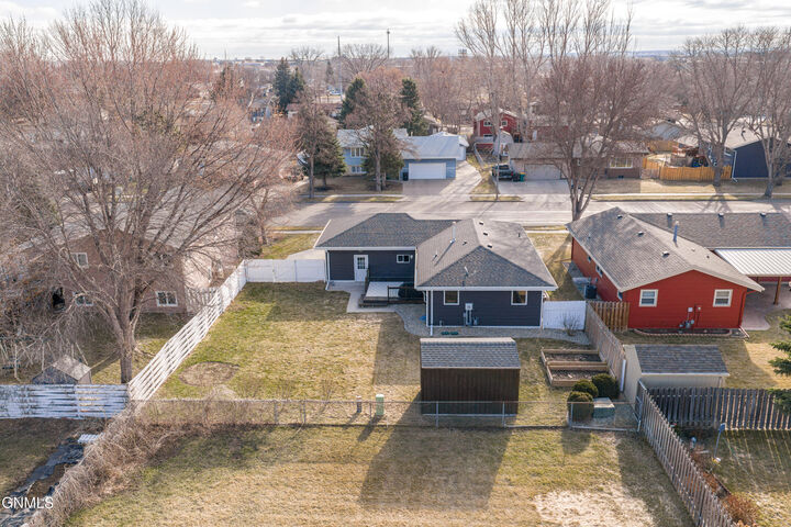 Property Photo:  1624 Columbia Drive  ND 58504 