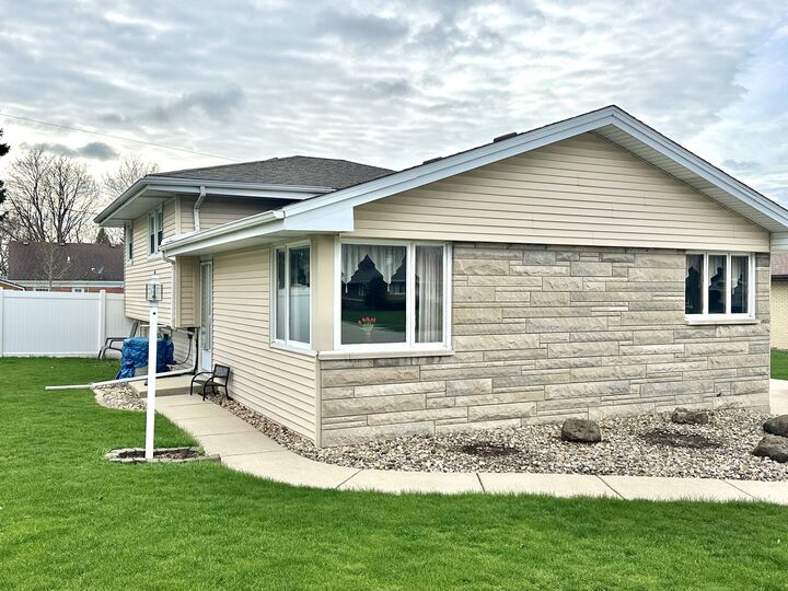 Property Photo: 621 Bethel Drive IL 60435