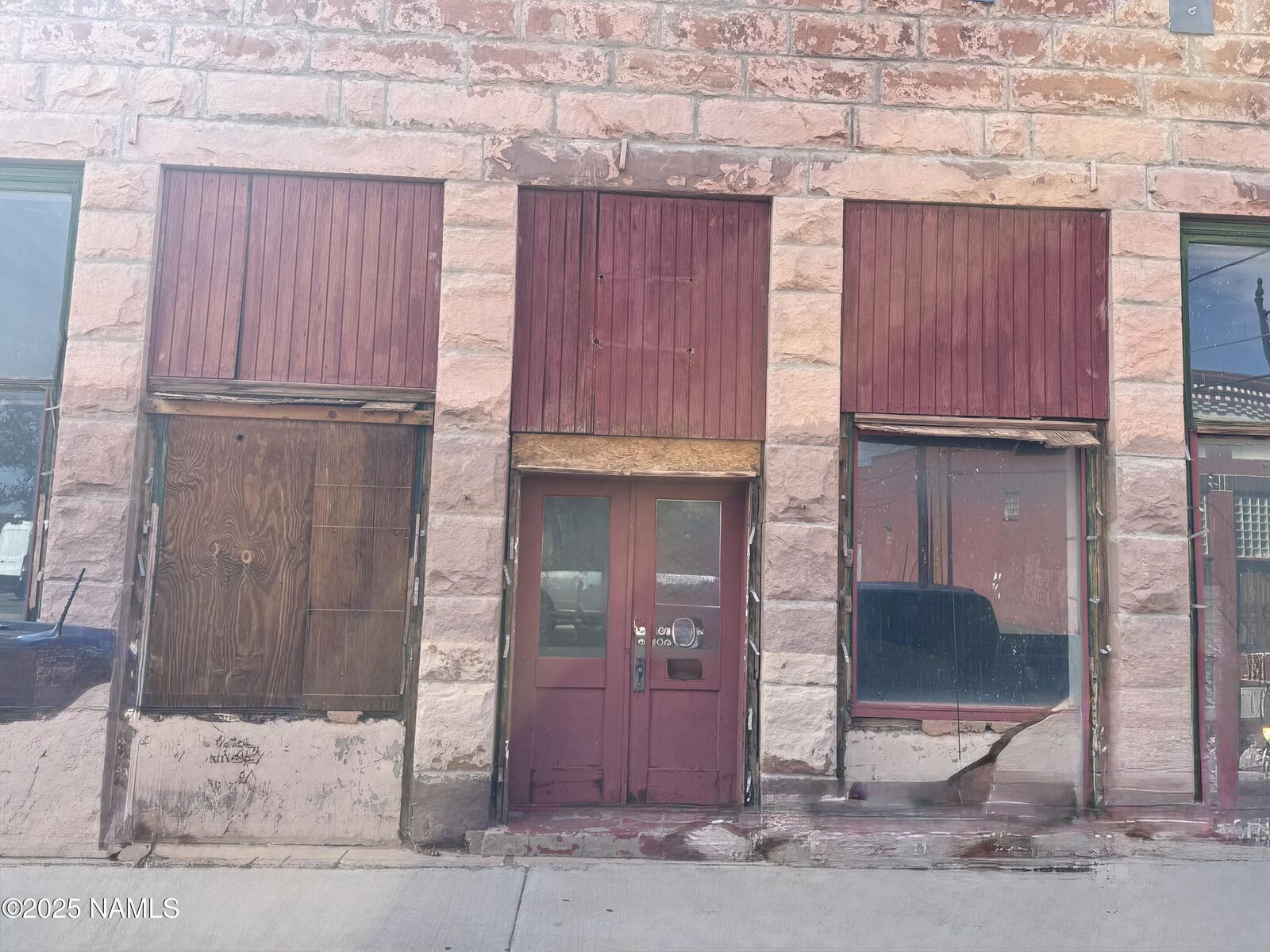 Property Photo: 109 N Kinsley Avenue AZ 86047