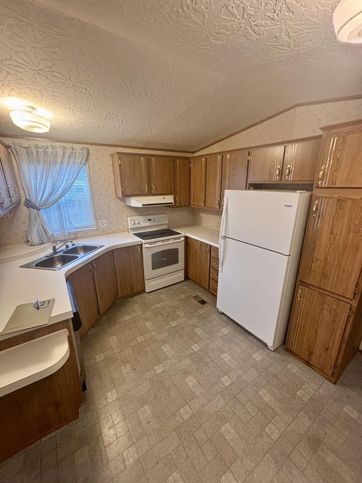 Property Photo:  4200 Summers Lane Unit 35  OR 97603 