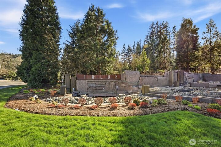 Property Photo:  129  Cougar Ridge Rd NW 1404  WA 98027 