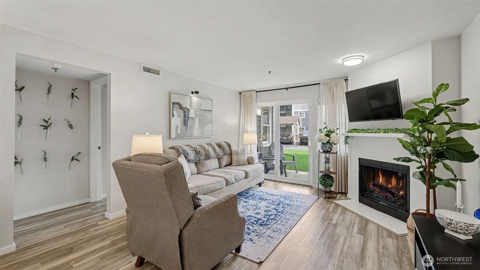 Property Photo:  250 NW  Dogwood Street E-102  WA 98027 