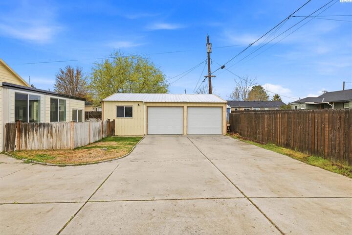 Property Photo:  1432 Goethals Dr  WA 99354 