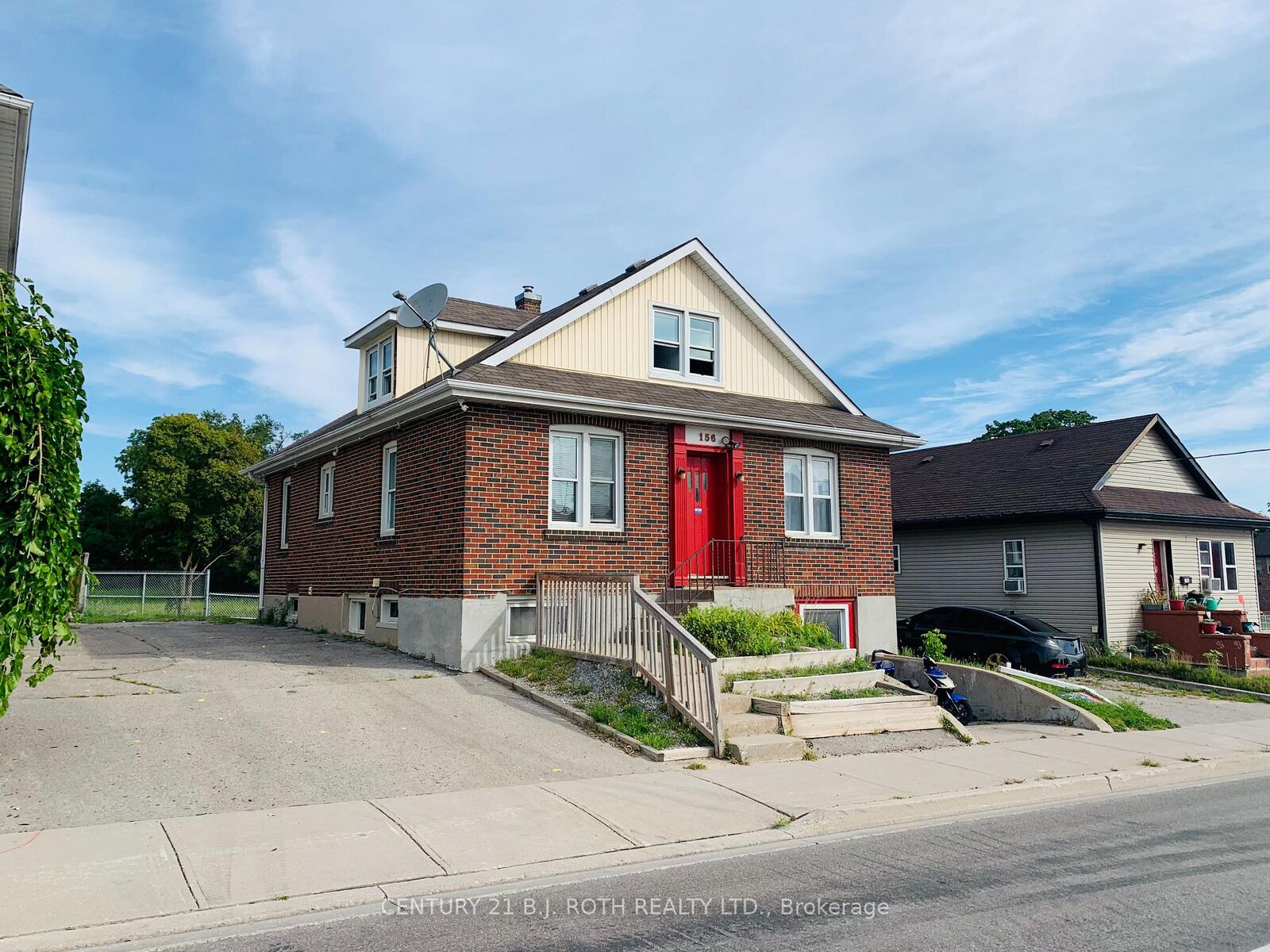 Property Photo:  156 Dunlop Street W  ON L4N 1B2 