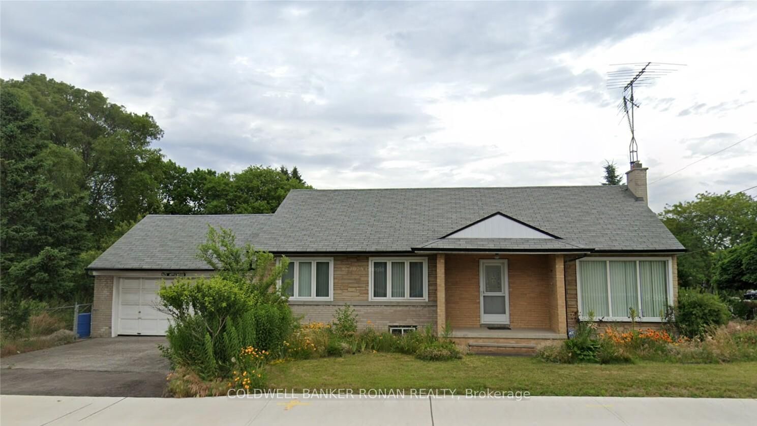 Photo de la propriété: 1625 Applewood Road ON L5E 2M2