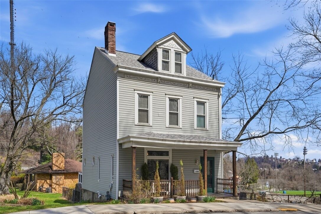 Property Photo:  1202 Romanhoff St  PA 15212 