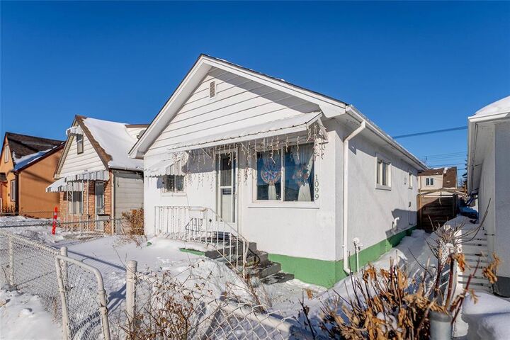 Property Photo:  1099 Selkirk Avenue  MB R2X 0C4 
