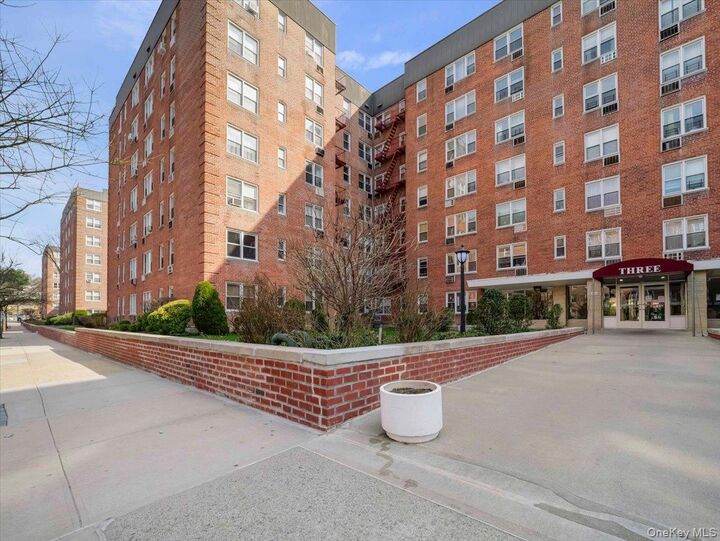 Property Photo: 3 Sadore Ln 4P NY 10710