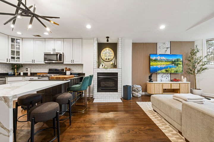 Property Photo:  2625 N Ashland Avenue 1B  IL 60614 