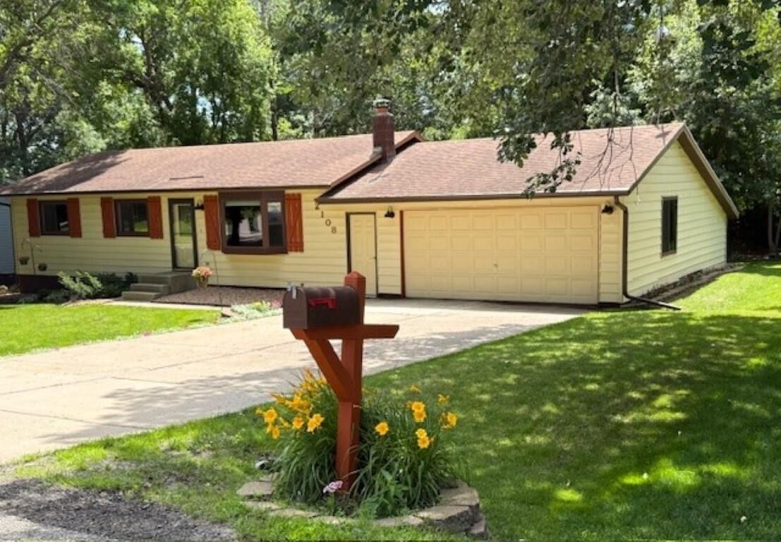 Property Photo:  2108 Irvine Place  MN 56308 