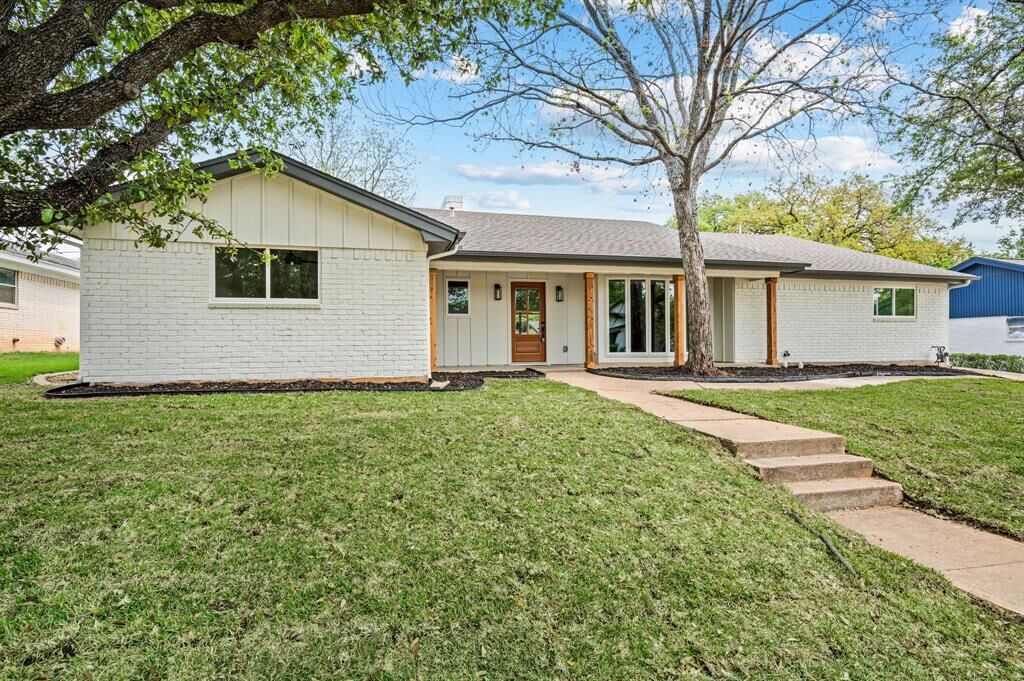 Property Photo: 1724 Westridge Drive TX 76054