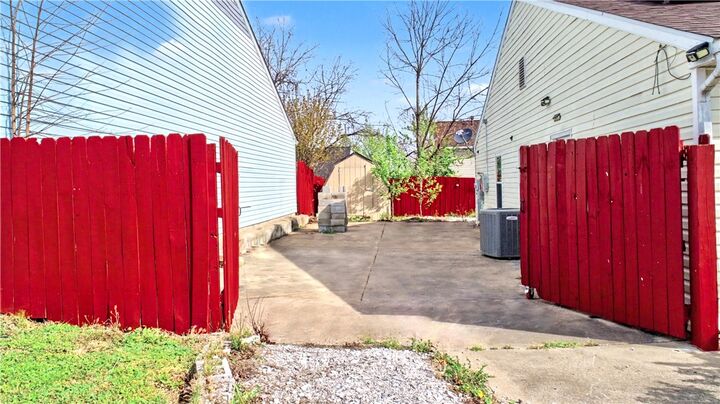 Property Photo:  2511 W Ash Place  AR 72758 