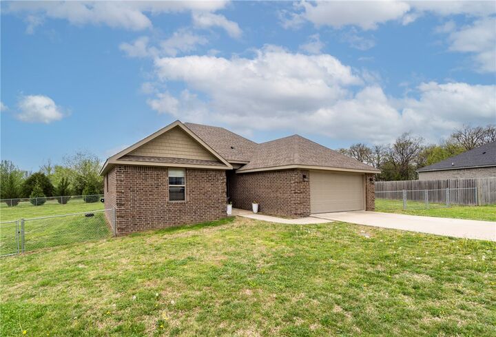 Property Photo:  913 Windsor Court  AR 72734 