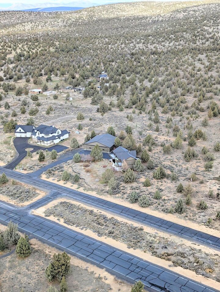 Property Photo:  1847 SE Landings Way  OR 97754 