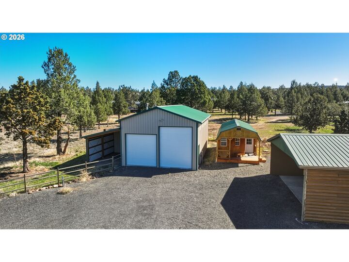 Property Photo: 2955 SE Custer Rd OR 97754