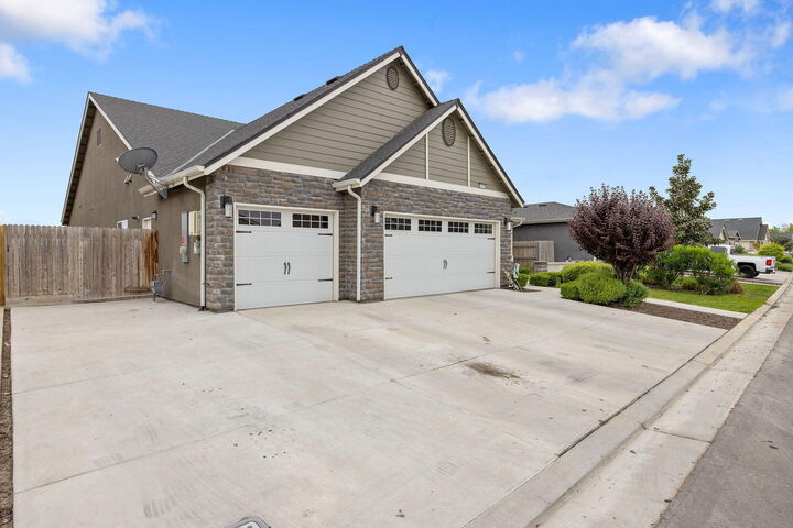 Property Photo:  1833 Softwind Drive  CA 93274 