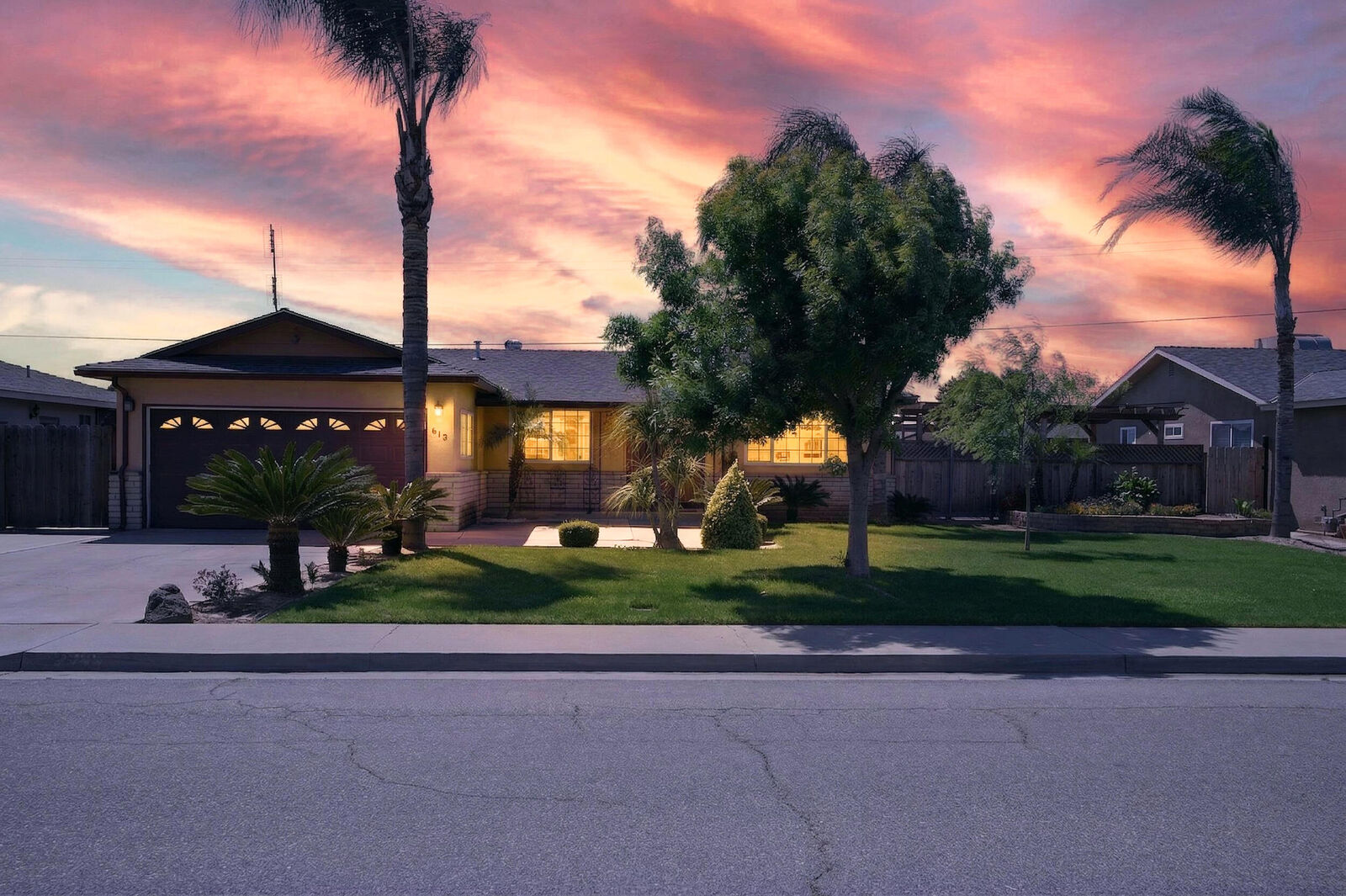 Property Photo:  613 E Spruce Avenue  CA 93245 