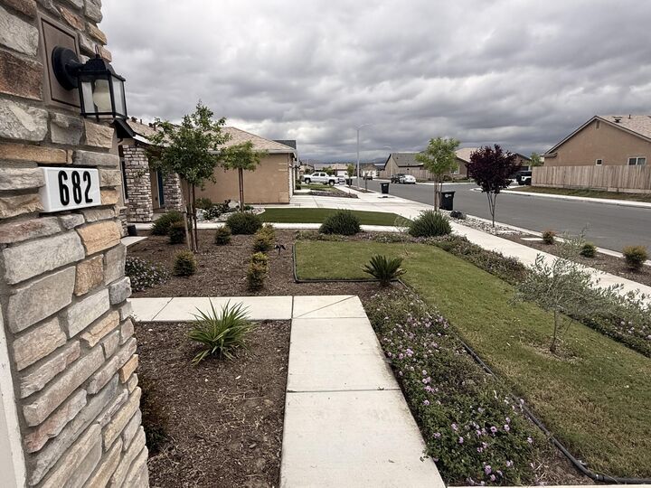 Property Photo:  682 W Pin Oak Avenue  CA 93257 